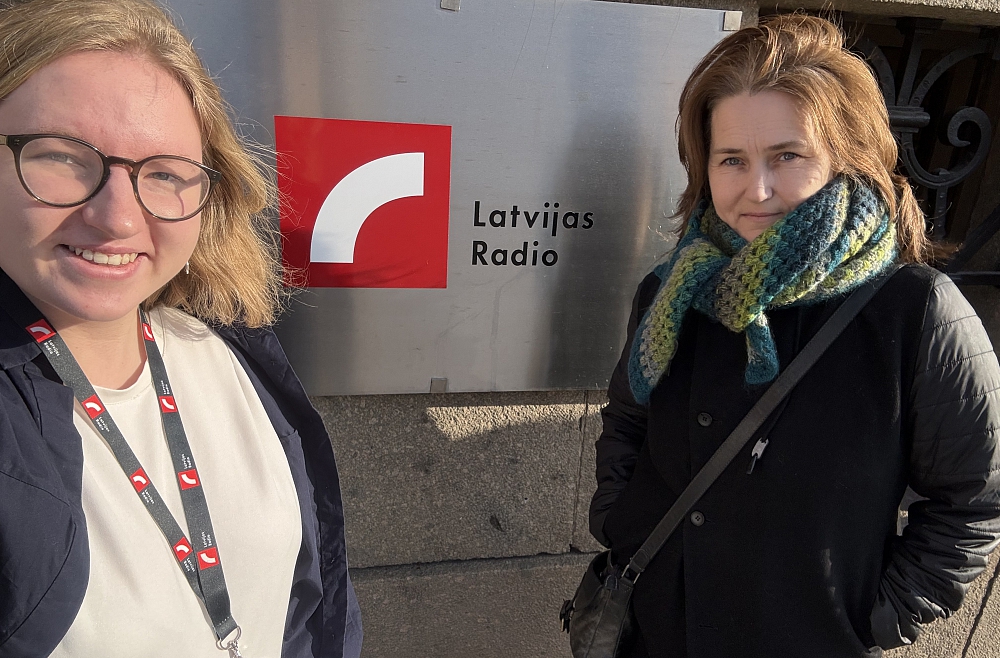 Ilze Apsiņa (no labās) un Marta Paula Pauliņa