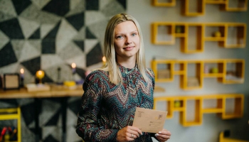 Monika Sīle Suntažos desertnīcā "Pasta māja" aicina apēst kūku un uzrakstīt vēstuli