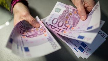 Apsver iespēju pārtraukt izmantot 500 eiro banknotes