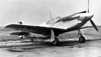 26. oktobris. Gaisā paceļas amerikāņu iznīcinātājs “P-51 Mustang”