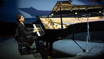 Georgijs Osokins ar Friderika Šopēna klavierdarbiem koncertā "Trīs Osokini un opera"
