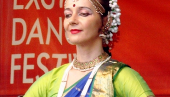 Deju skolotāja Larisa Podskočaja aicina uz indiešu deju koncertu
