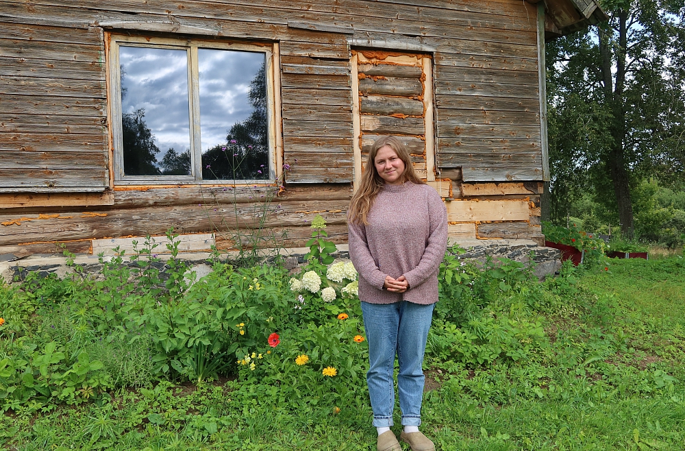 Monta Vecozola, dzīve laukos