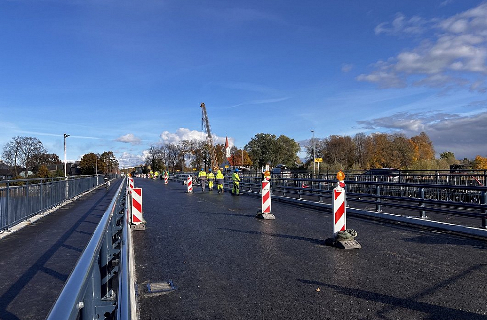 Atklāj satiksmi pār atjaunoto Salacas tiltu Salacgrīvā