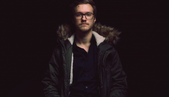 Mūziķis Rihards Bērziņš gatavojas debijas albumam un izdod dziesmu "Meitene pilsētā"