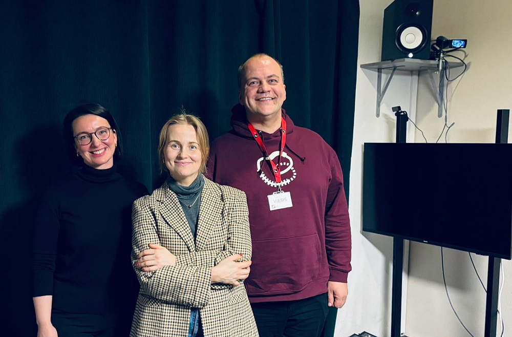 Kristiāna Vaickovska (no kreisās), Signe Lagzdiņa un Atvars Lakstīgala