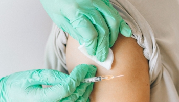 Covid-19 izplatība: pirmām kārtām vakcinēs pacientus ar imūnsistēmas darbības traucējumiem