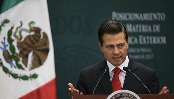 Meksikas prezidents atteicies no tikšanās ar Trampu; ASV ārlietu resoru pamet amatpersonas