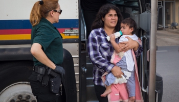ASV karstas diskusijas izraisījusi imigrantu bērnu nošķiršana no vecākiem