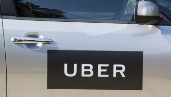 Francijas tiesa liek atzīt "Uber" šoferus par darbiniekiem nevis pašnodarbinātajiem