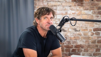 Viņš ne tikai joko un izpilda dziesmas, Ēriks Loks ir arī Latvijas Radio 2 balss