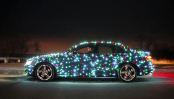 Drīkst vai nedrīkst izrotāt auto ar eglīšu virtenēm?