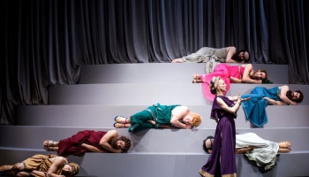 Platona dialogs „Dzīres” izrādē "Mielasts" uz Jaunā Rīgas teātra skatuves