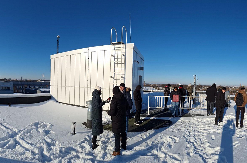 Meteoru novērošanas patruļa uz RTU Būvniecības un mašinzinību fakultātes jumta