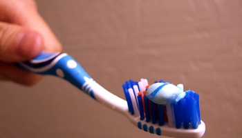 Bērnu zobu kopšana: Nav ideālās zobu pastas un pareizās tīrīšanas tehnikas