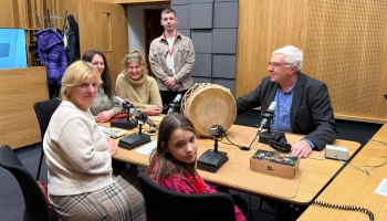 Ko dara stārķis pacēlis vienu kāju? Mīklas min Lara Kārkliņa kopā ar meitu un domubiedriem