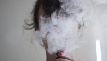 Aizliedz smaržīgo karsējamo tabaku, Saeima plāno atgriezties pie elektroniskajām cigaretēm