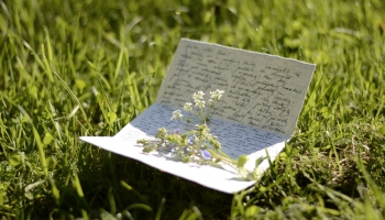 Vēstuļu rakstīšana un atmiņu klades - vai zudusi burvība?