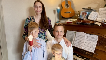 Vijole dārzā, vilciena skaņas un jaunapgūtā klavierspēle Gricmaņu ģimenē 