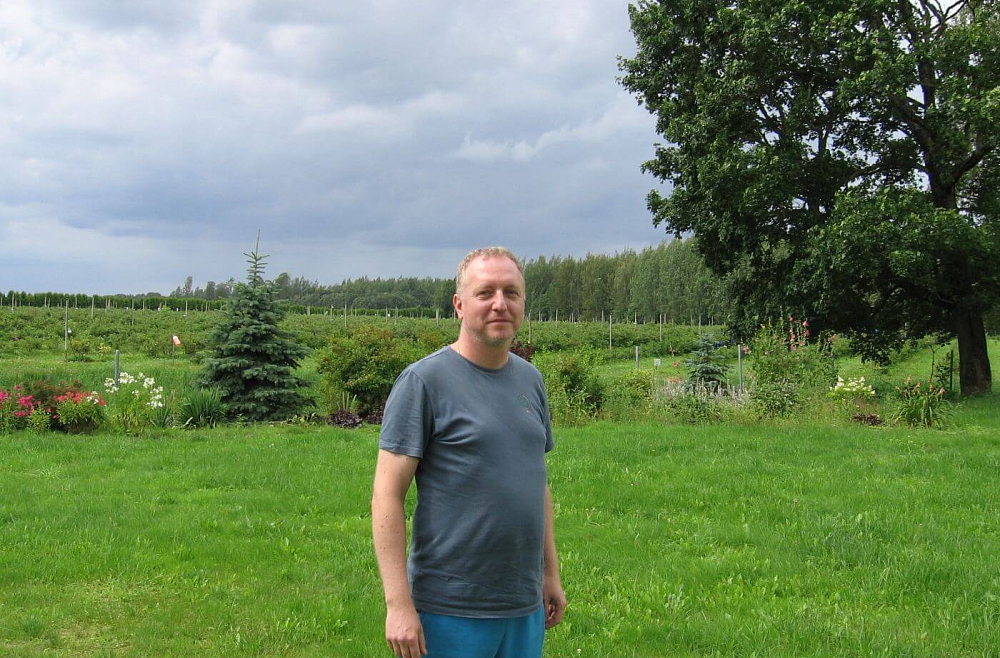 No Rīgas uz laukiem: Aleksejs Fomičovs izveidojis 50 hektārus melleņu dārzu