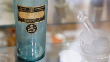 Farmācijas muzejs: Minerāludeņi, dažādu laiku aptiekas un inde pudelītē