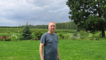 No Rīgas uz laukiem: Aleksejs Fomičovs izveidojis 50 hektārus melleņu dārzu