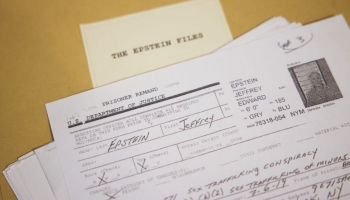 Epstīna faili: Cilvēku tirdzniecība – sievietes, vara un Eiropas klusā krīze