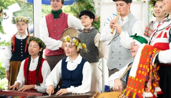 Sveicam Latvijā folkloras kopu ”Guntiņas” no Parīzes!
