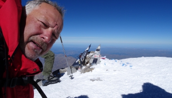 Jānis Stramkaļs 60 gadu jubileju nosvin Kaukāza kalnu augstākajā virsotnē Elbrusā