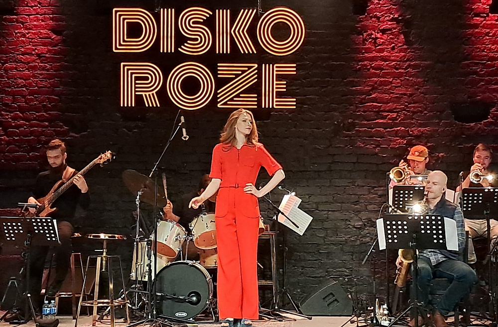 Agnese Budovska disko roze