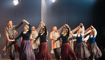 Kokļu skaņas un deju soļi krustos un rakstos