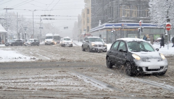 Ziema izraisījusi haosu Rīgas ielās un Pierīgā