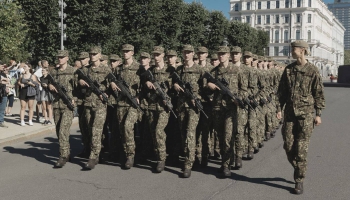 Главная мотивация добровольцев - патриотизм. Но есть и другие “морковки” 