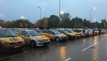 Taksometru biedrība pie VID protestē pret jauno taksometru skaitītāju nomaiņu