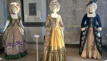 Галантные силуэты на выставке в Кулдиге