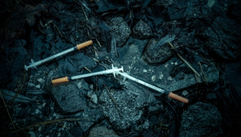 «Заставим, чтобы ты не убил себя». Подростков-наркоманов будут лечить принудительно