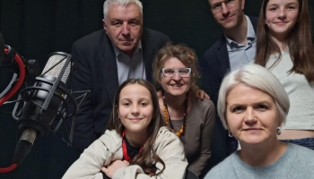 Kas ir ziemas iesnas? Mīklas min Meisteru ģimene Rīgas Iļģuciemā