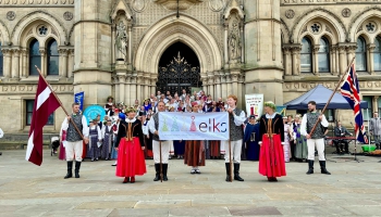 „Latviešiem pasaulē” raida no Apvienotās Karalistes kultūras karaļvalsts Bradfordas
