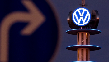 Berlīnē politiķu un auto ražotāju samita fokusā – arī skandāli Vācijai svarīgajā nozarē