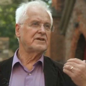 Mācītājs Juris Cālītis apgūst arī diriģēšanu un atraktīvi vada "Zvannieku" kori svētdienās