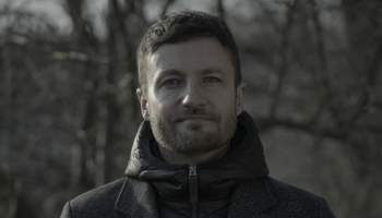 Monopola viesis labdarības maratona "Dod pieci!" pastmarkas autors Māris Upenieks 