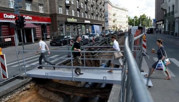 Rīgā sākas vērienīgi ielu remontdarbi; domes opozīcijai bažas par kļūdu atkārtošanu