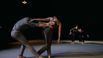 Dejas apvienība "SIXTH" sevi piesaka ar horeogrāfes Emanuēla Košinas izrādi "Ceļos"