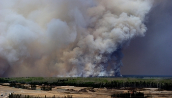 Milzu ugunsgrēku dēļ Kanādā tūkstošiem evakuētu cilvēku un bažas par naftas ieguves apjomi
