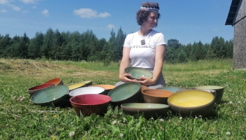 Agnese Čakša Rudzātu pagastā izveidojusi keramikas darbnīcu "Mālkalns"