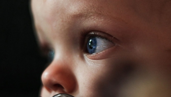 Mazu bērnu acu veselība: kāpēc katram zīdainim jāveic acu zīlīšu sarkanā refleksa tests