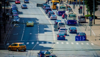 Šovasar Rīgā asfaltēs maģistrālās ielas. Jārēķinās ar krietniem sastrēgumiem