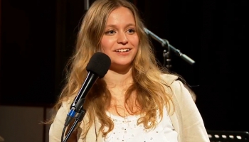 Klajā nācis Artas Jēkabsones ilgi lolotais albums "Dziesmu kamoliņš"