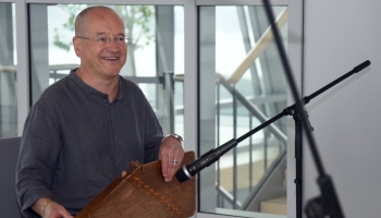 Valdis Muktupāvels iepazīstinās ar Baltijas tautu mūzikas instrumentu dažādību