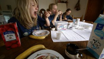 Родители рижских школьников недовольны системой оплаты школьных обедов